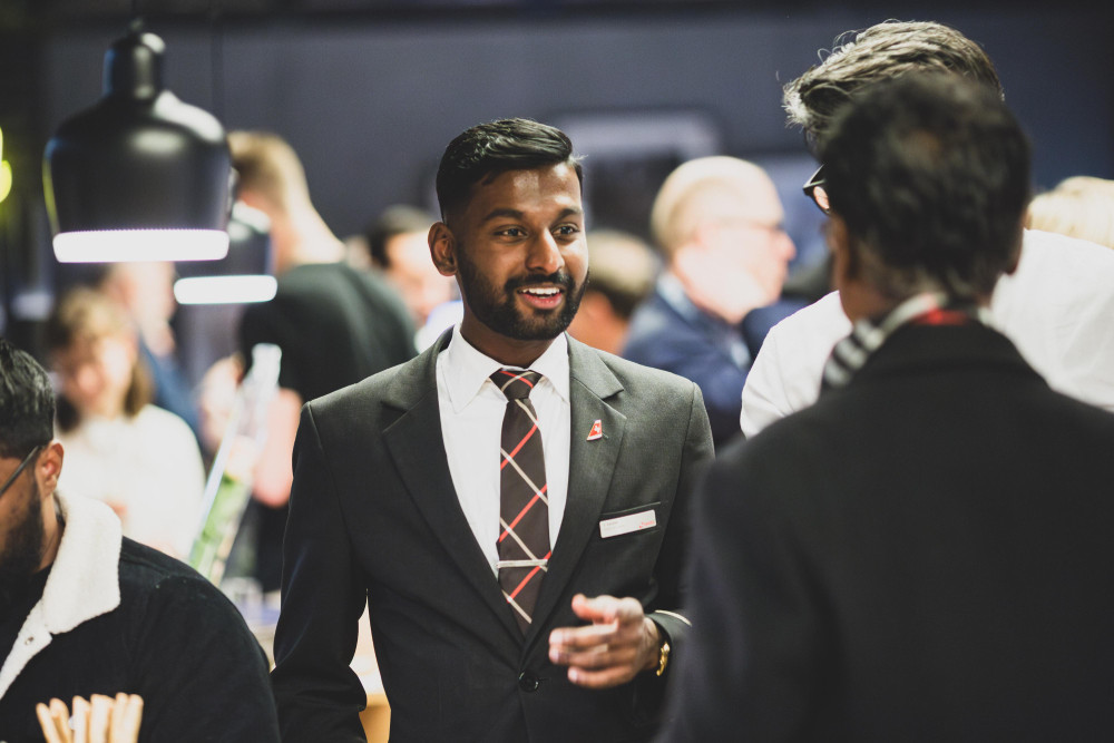 சுவிட்சர்லாந்து விமானப் பணித்துறையின் தலைமை ஊழியரான ஈழத்தமிழன்