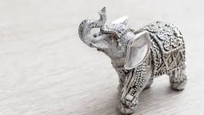 வீட்டில் தோஷங்களை நீக்கி மகிழ்ச்சி, அமைதி மற்றும் செழிப்பைத் தரும் யானை சிலை